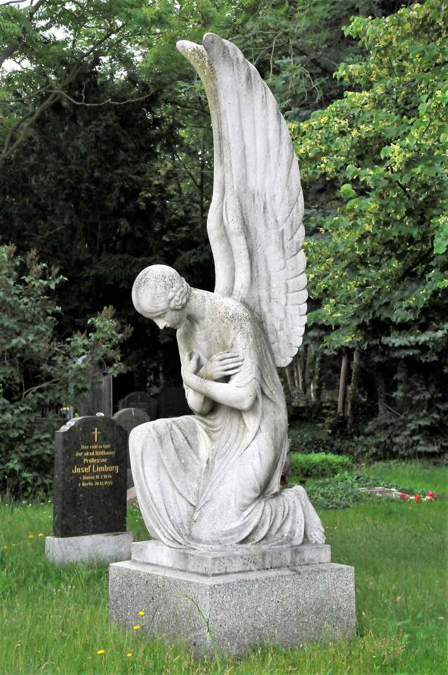 Статуя ангела на кладовищі пазл онлайн