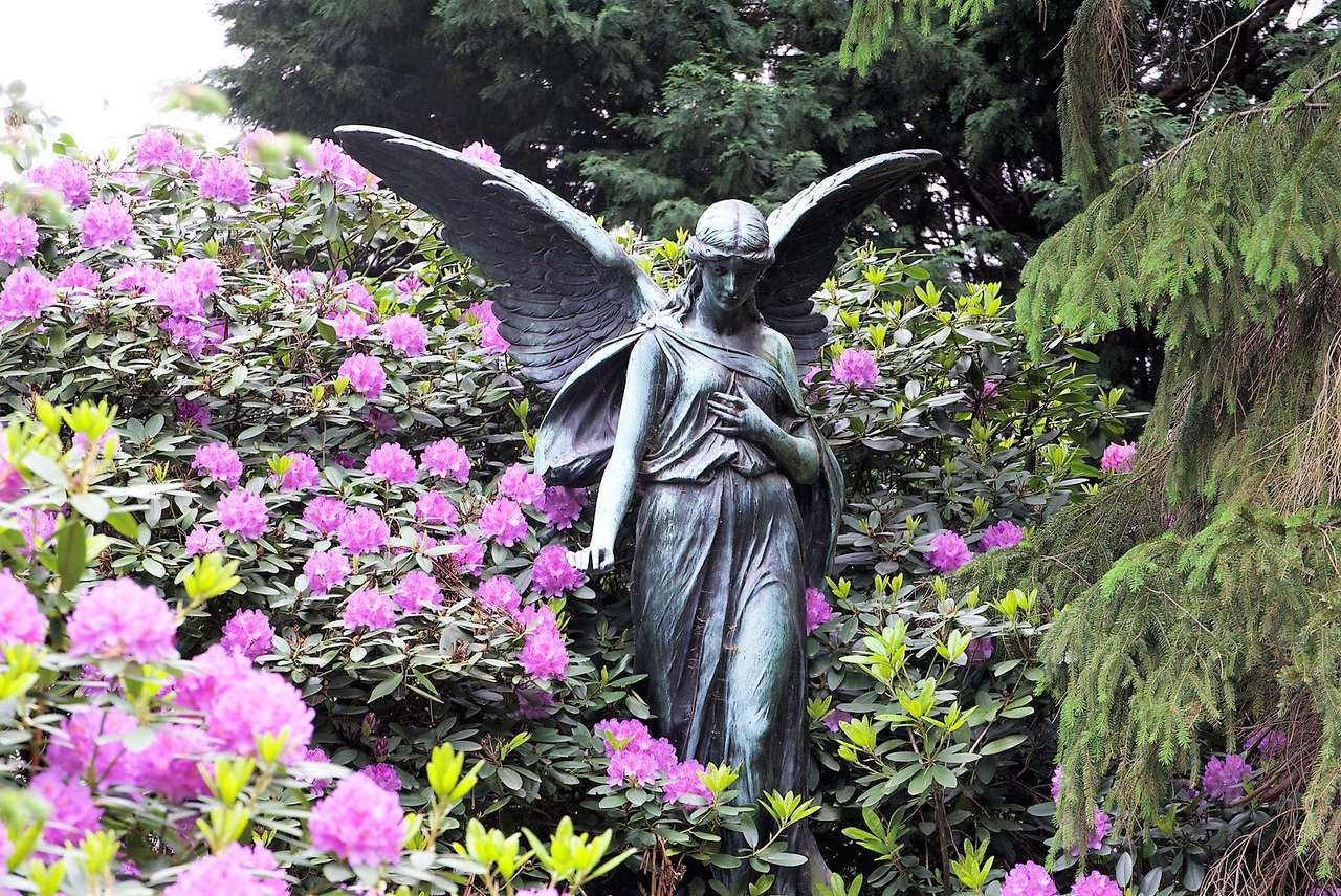 Άγαλμα αγγέλου σε ένα νεκροταφείο παζλ online