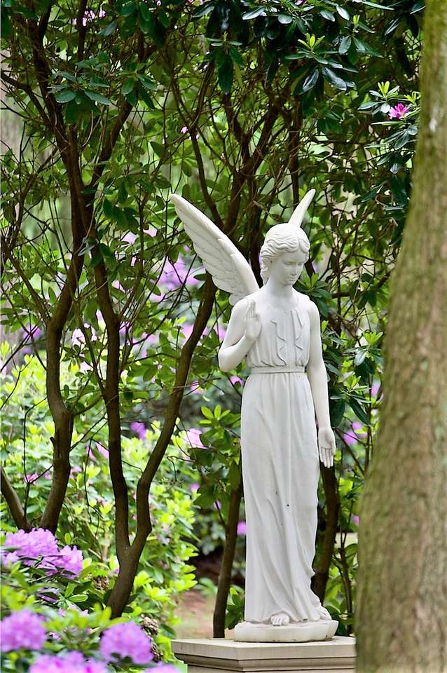 Статуя ангела на кладбище онлайн-пазл