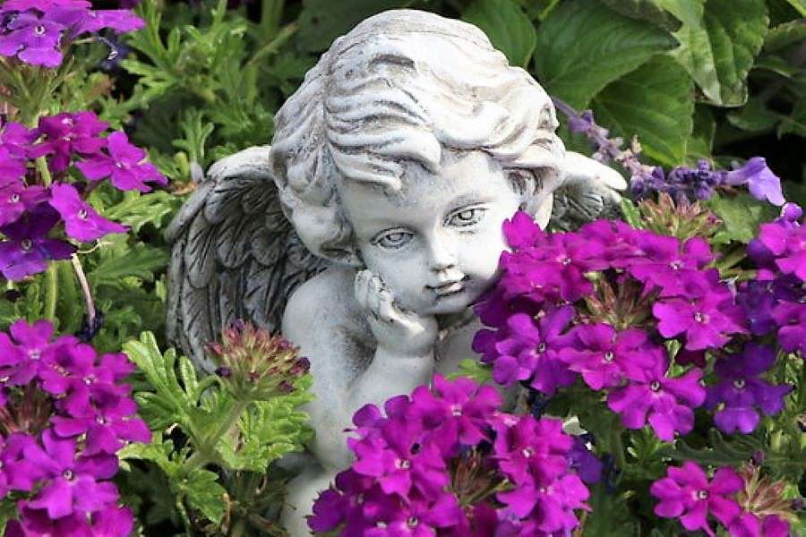 Estatua de ángel en un cementerio rompecabezas en línea