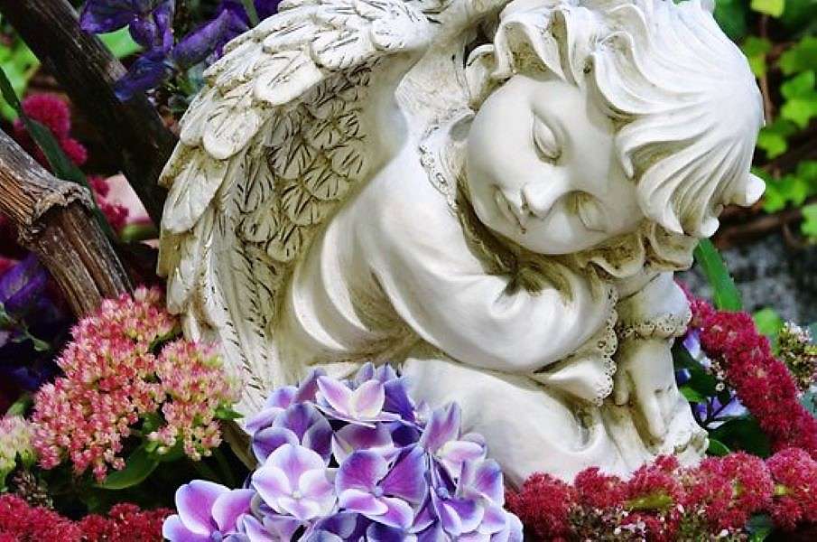 Statue d'ange dans un cimetière puzzle en ligne