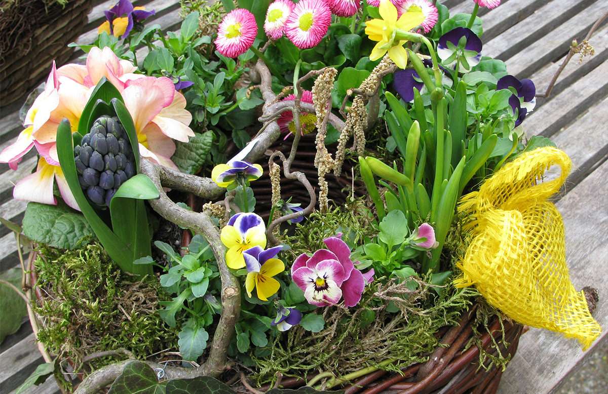 Cesta de flor de Páscoa no terraço puzzle online