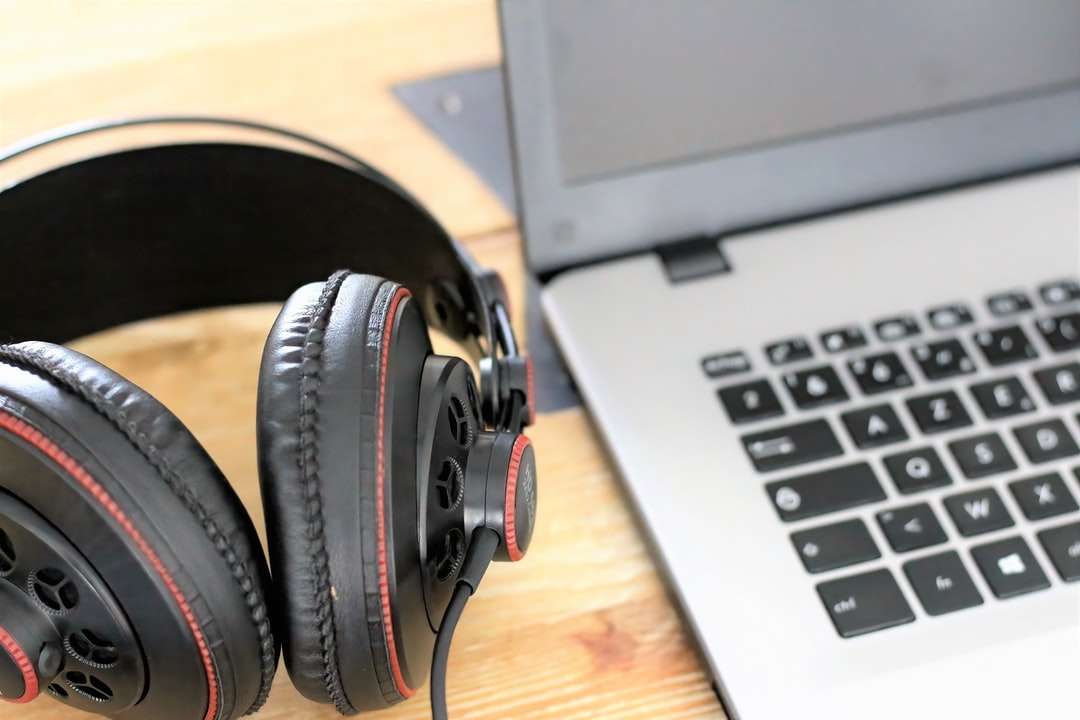 Μαύρα και γκρίζα ακουστικά στο MacBook Pro παζλ online
