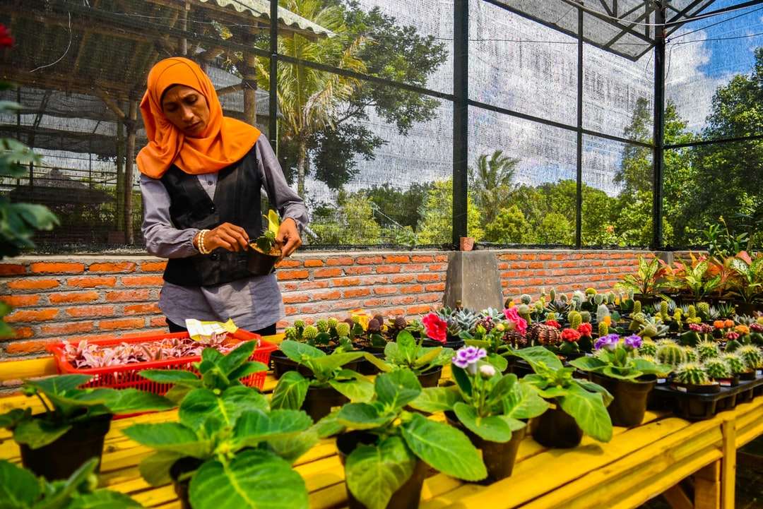 Mulher de camisa de manga comprida preta e amarelo hijab quebra-cabeças online