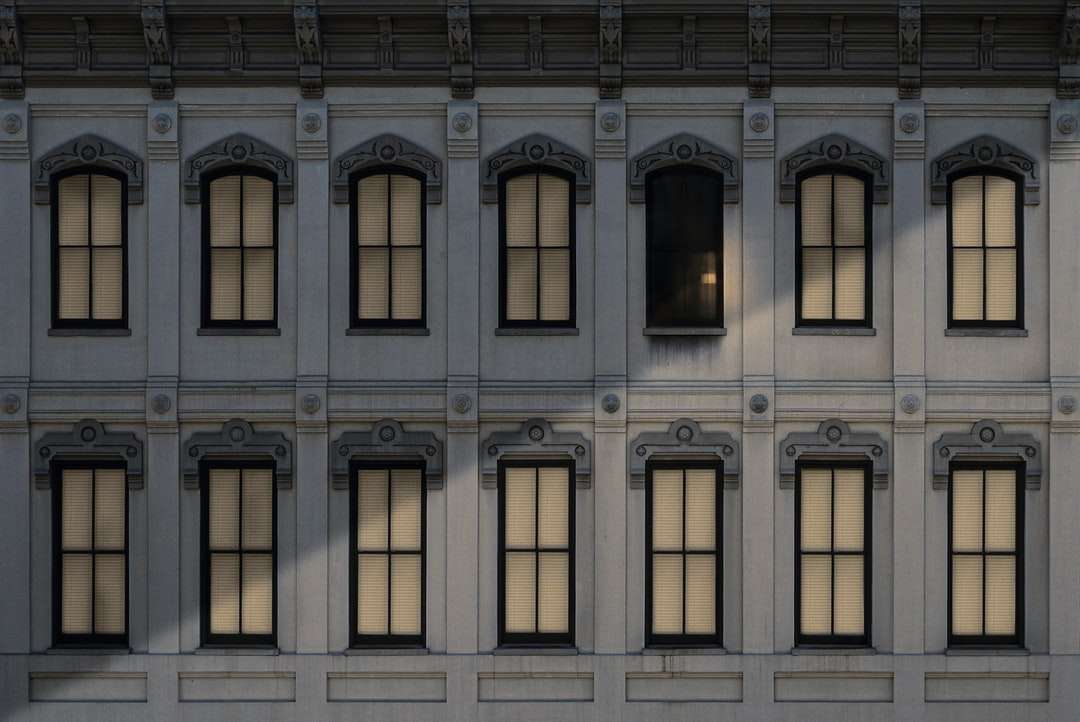 Grå betongbyggnad med fönster pussel på nätet