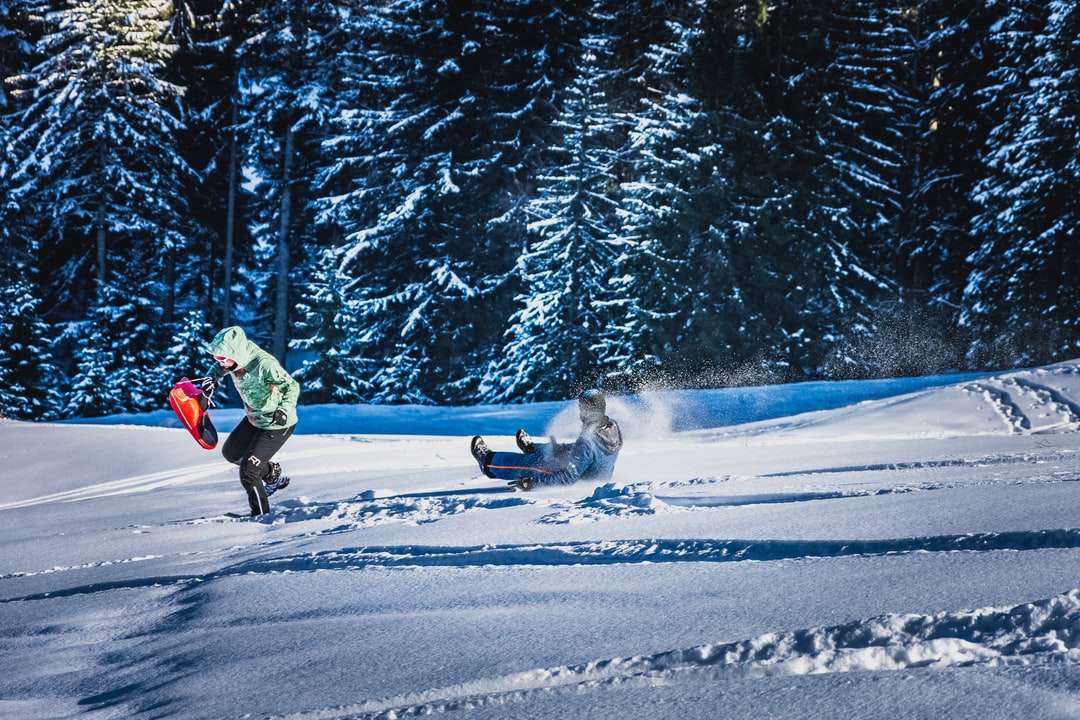 Ο άνθρωπος σε πράσινο σακάκι που οδηγεί στο snowboard κατά τη διάρκεια της ημέρας online παζλ