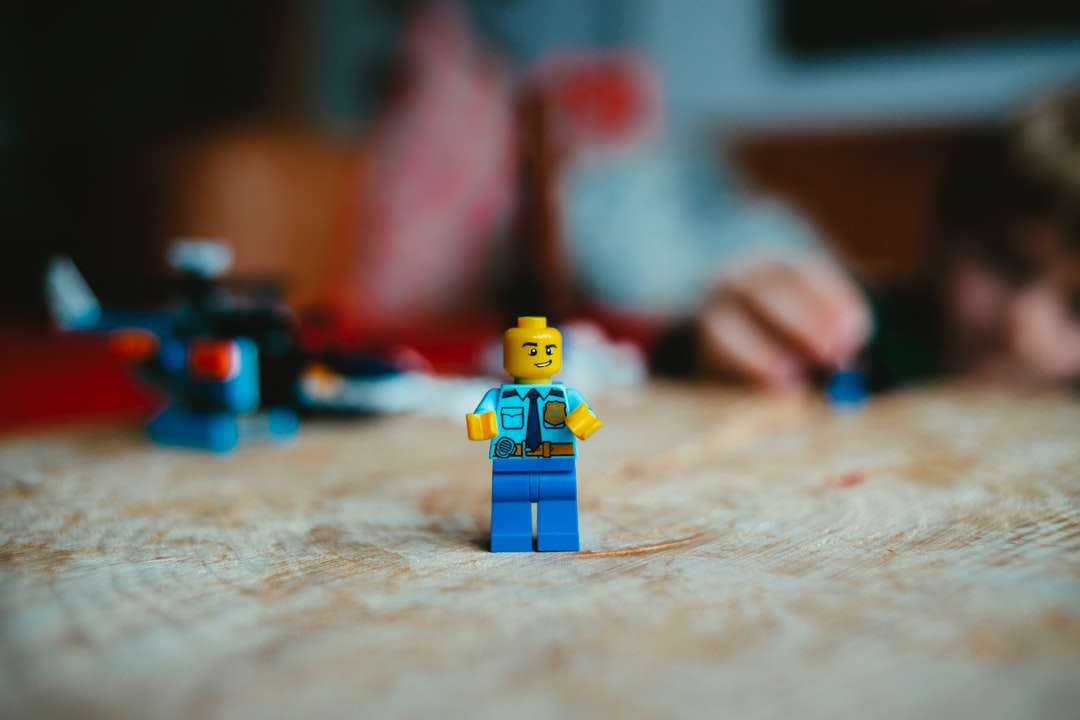 Mini figura de LEGO en mesa de madera marrón rompecabezas en línea