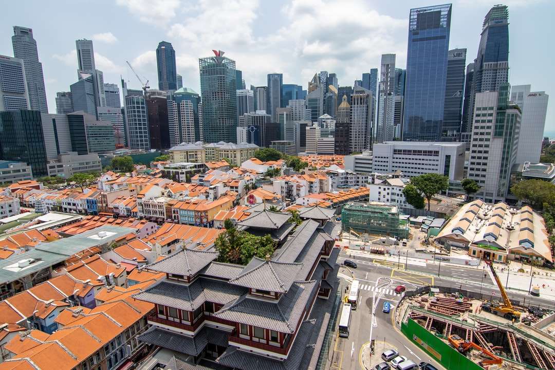 Vista aérea de edifícios da cidade durante o dia quebra-cabeças online
