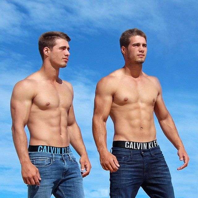 Jumeaux en jeans puzzle en ligne