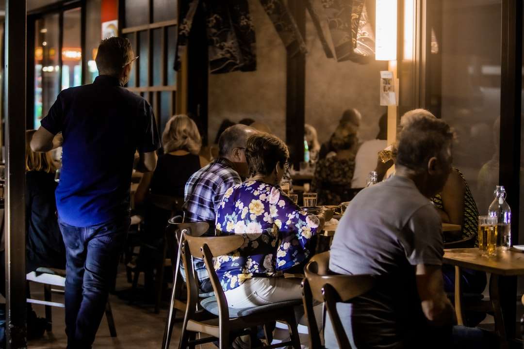 Mensen zitten op stoelen in restaurant online puzzel