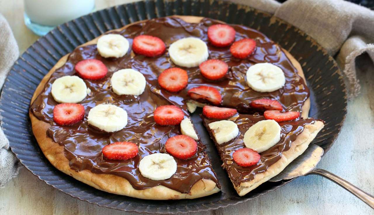Chokladpizza med jordgubbar och banan pussel på nätet