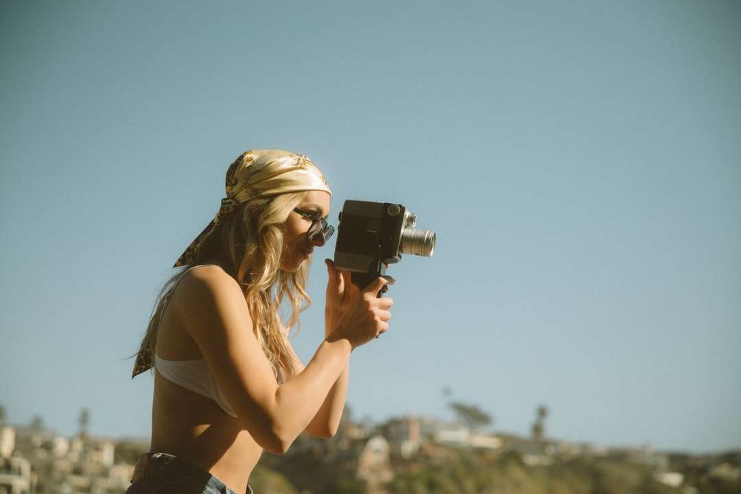 黒のデジタル一眼レフカメラを保持している黒のブラジャーの女性 ジグソーパズルオンライン