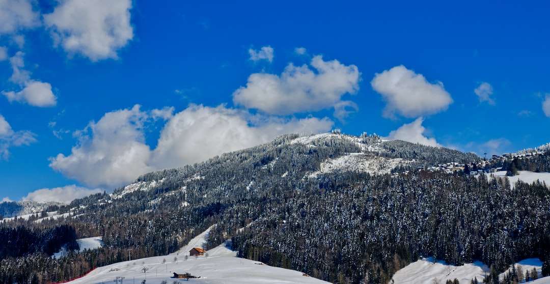 Snötäckt berg under blå himmel under dagtid Pussel online