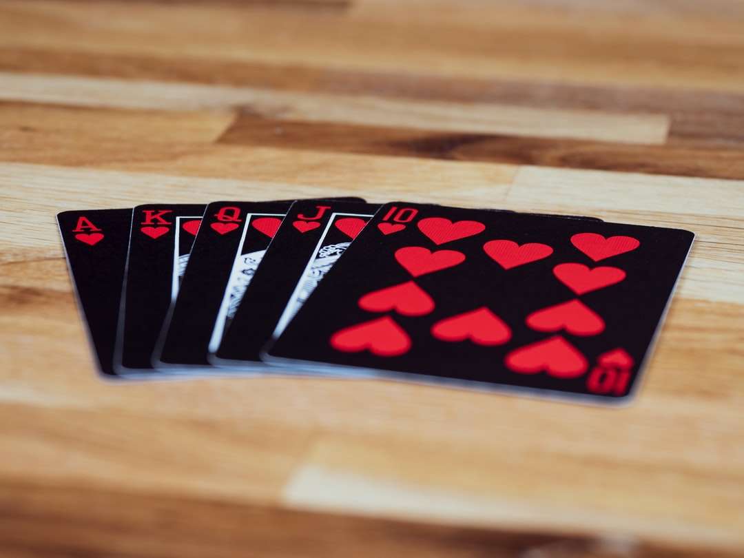 Бяла черна и червена игрална карта онлайн пъзел