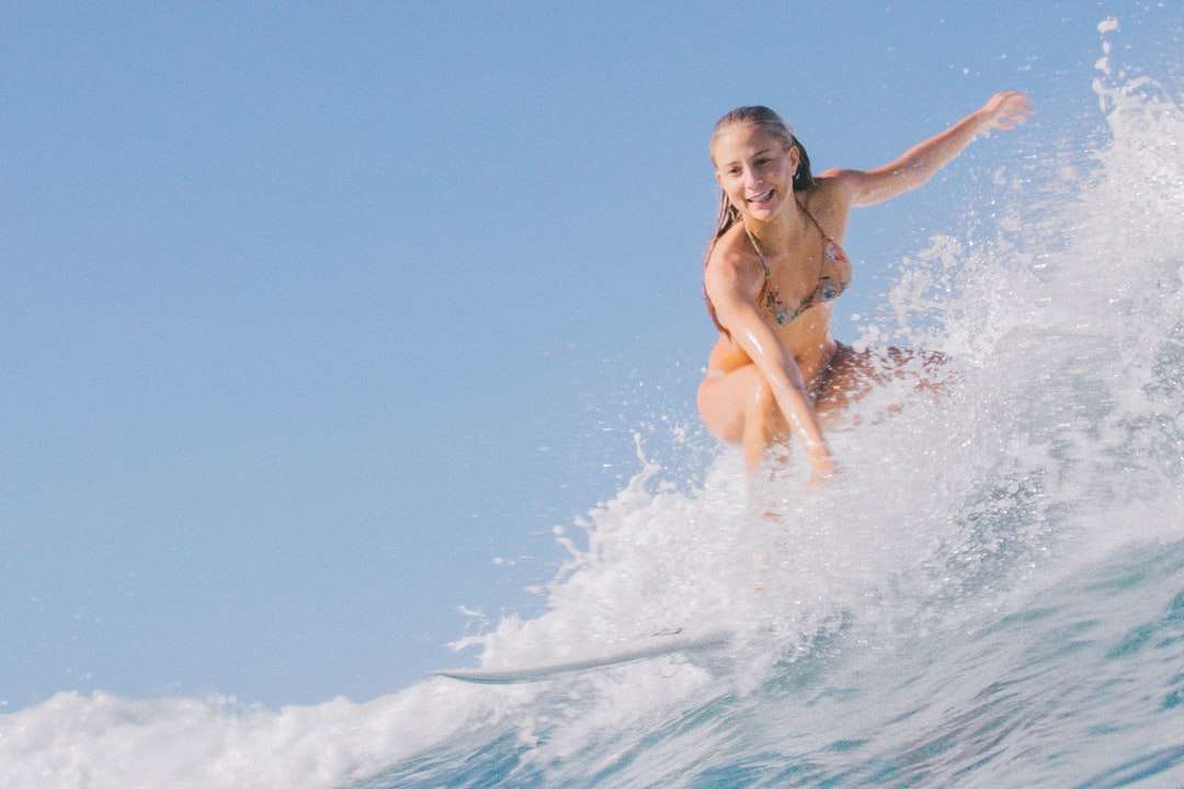 Vrouw in blauwe bikini op water overdag legpuzzel online
