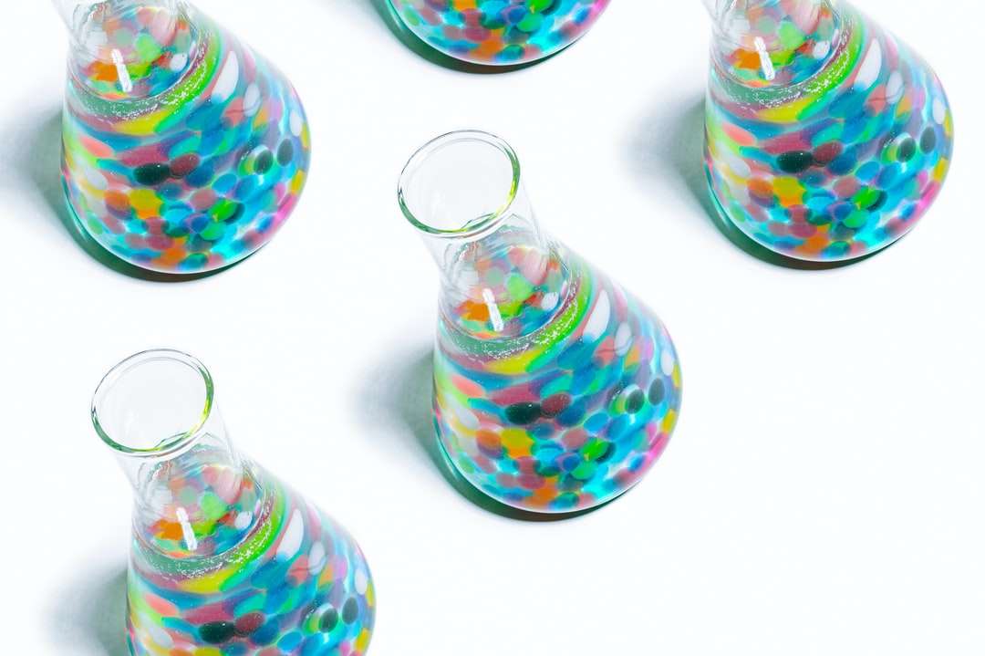 Vaso di vetro trasparente con caramelle multi colorate a forma di cuore puzzle online