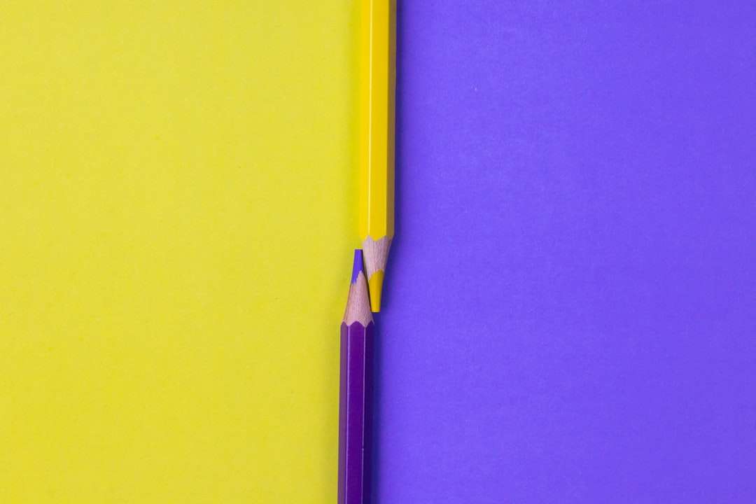 Crayon jaune et noir sur la surface jaune puzzle en ligne