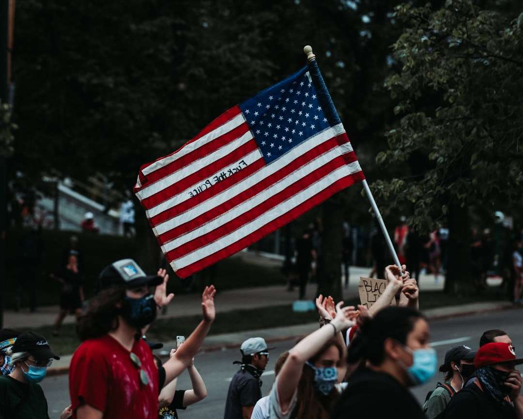 Oamenii care dețin steagul de SUA a în timpul zilei jigsaw puzzle online