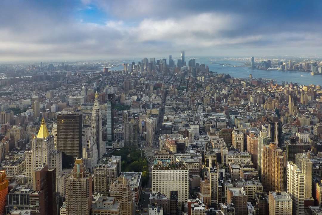 Letecký pohled na městské budovy během dne online puzzle