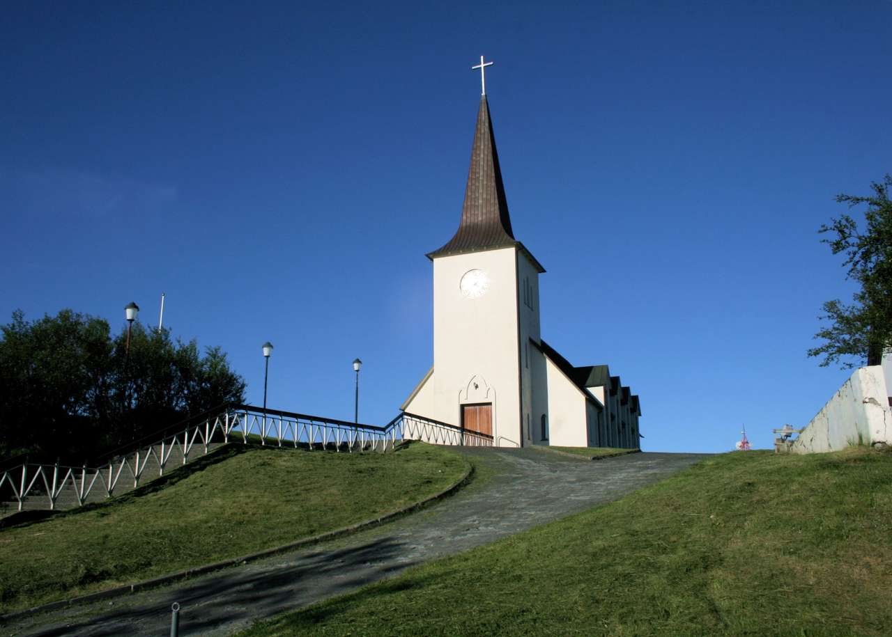 Църквата далеч в северната част на Европа онлайн пъзел