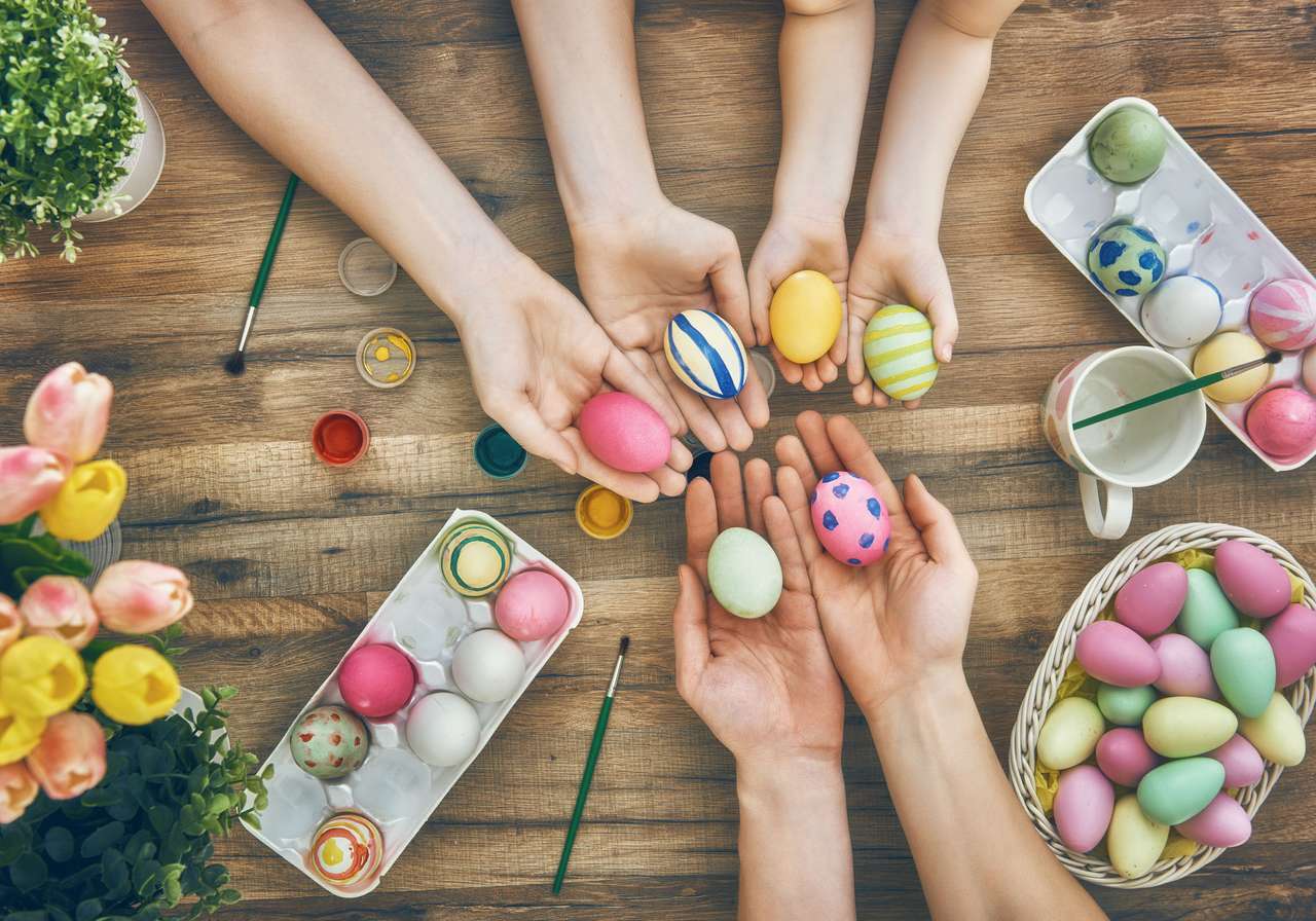 Huevos de Pascua en las manos rompecabezas en línea