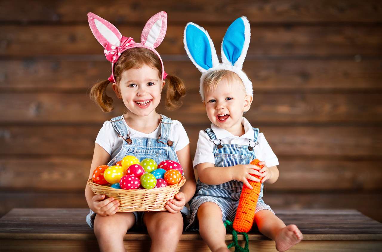 Παιδιά με πασχαλινά αυγά online παζλ
