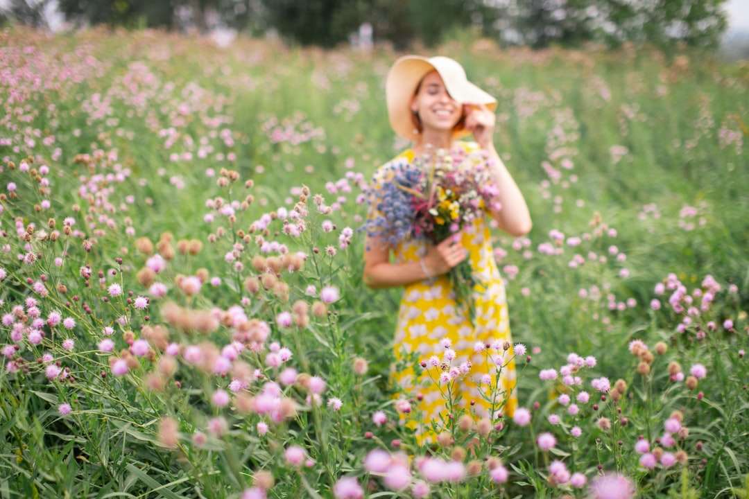 Dívka ve žlutých a bílých květinových šatech skládačky online