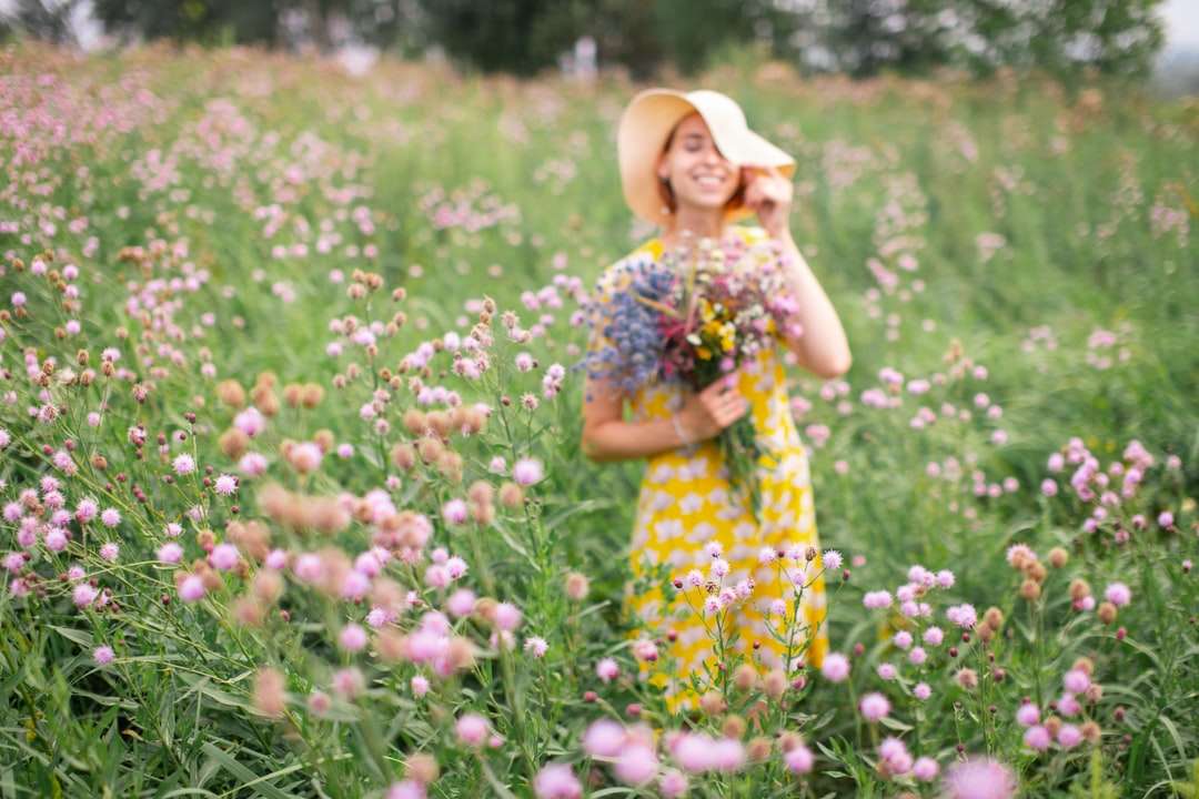 Chica en vestido floral amarillo y blanco. rompecabezas en línea