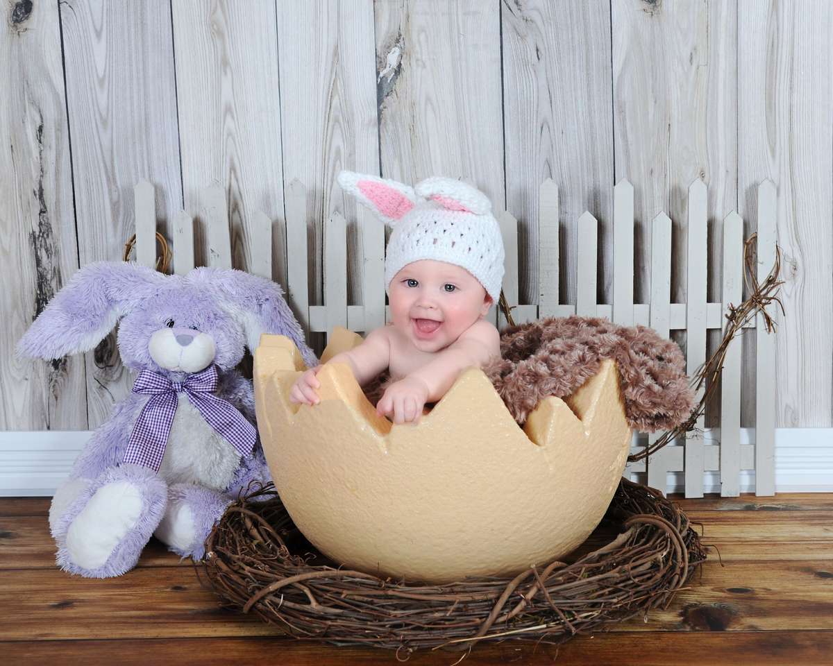 Ребенок в большом яйце пазл онлайн
