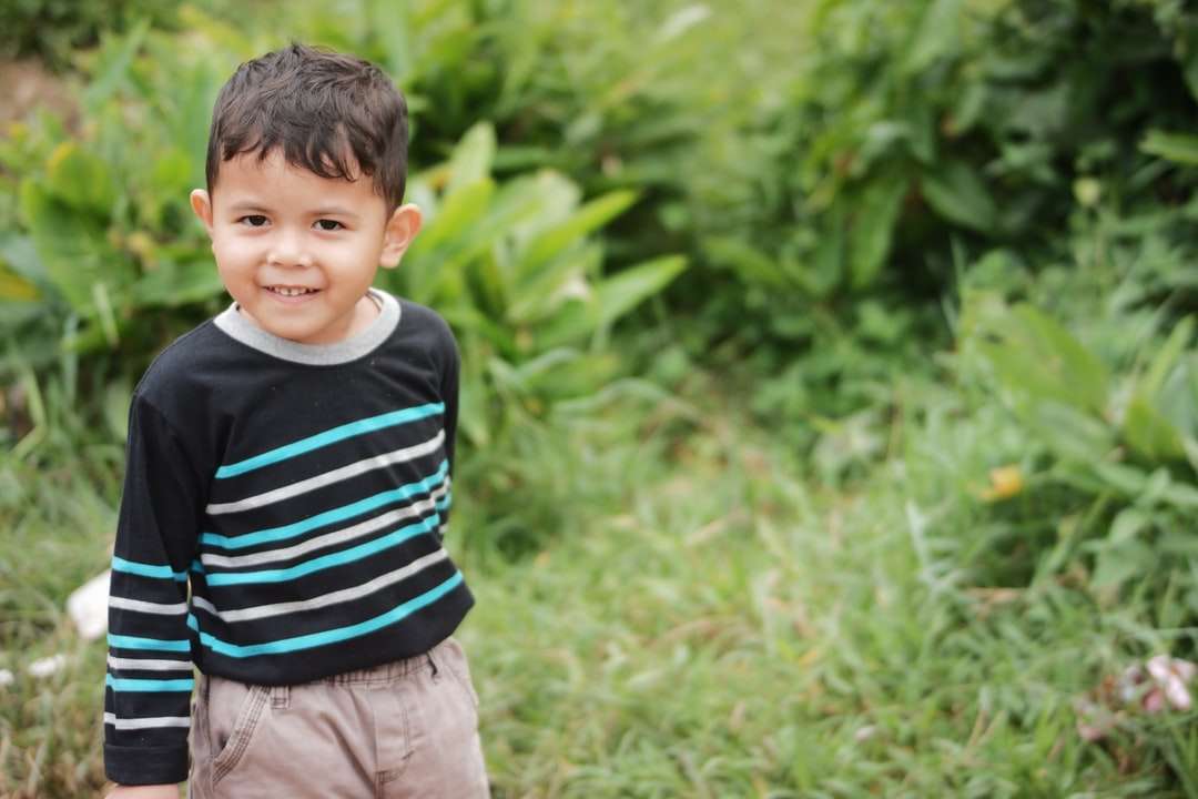 мальчик в черно-белой полосатой рубашке онлайн-пазл