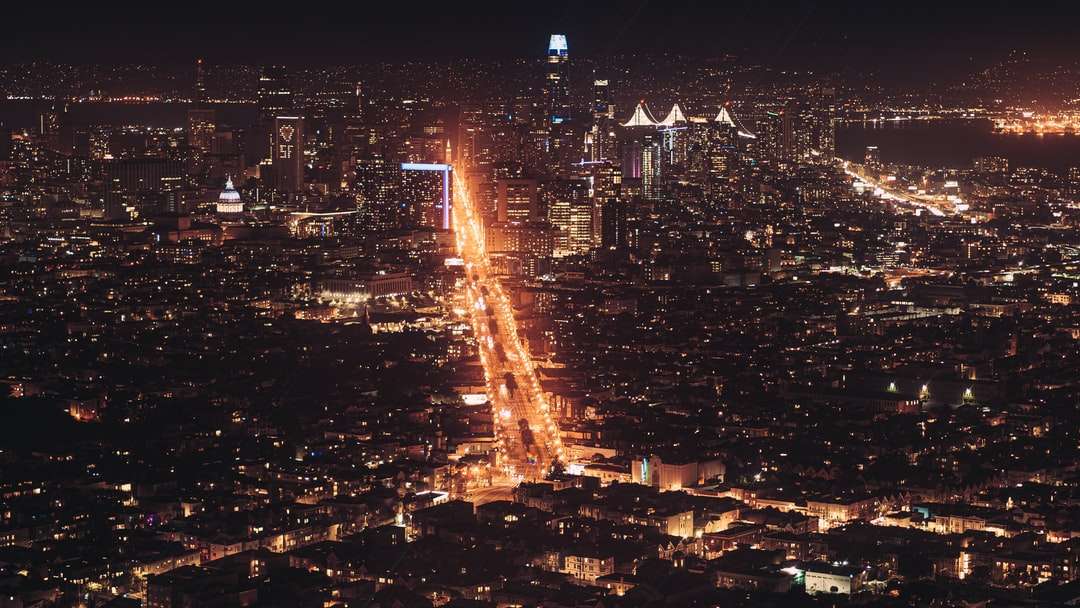 Πόλη με ψηλά κτίρια κατά τη διάρκεια της νύχτας παζλ online