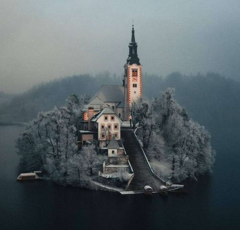 Замок на озере онлайн-пазл