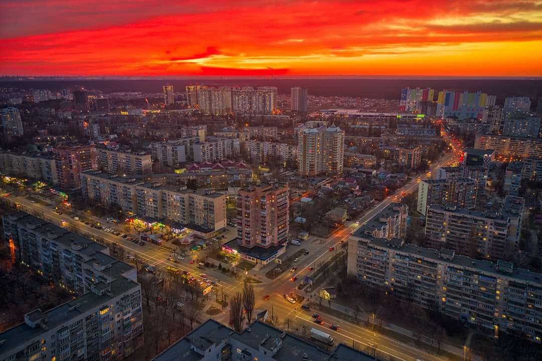 Αεροφωτογραφία των κτιρίων της πόλης κατά τη διάρκεια του ηλιοβασιλέματος παζλ online