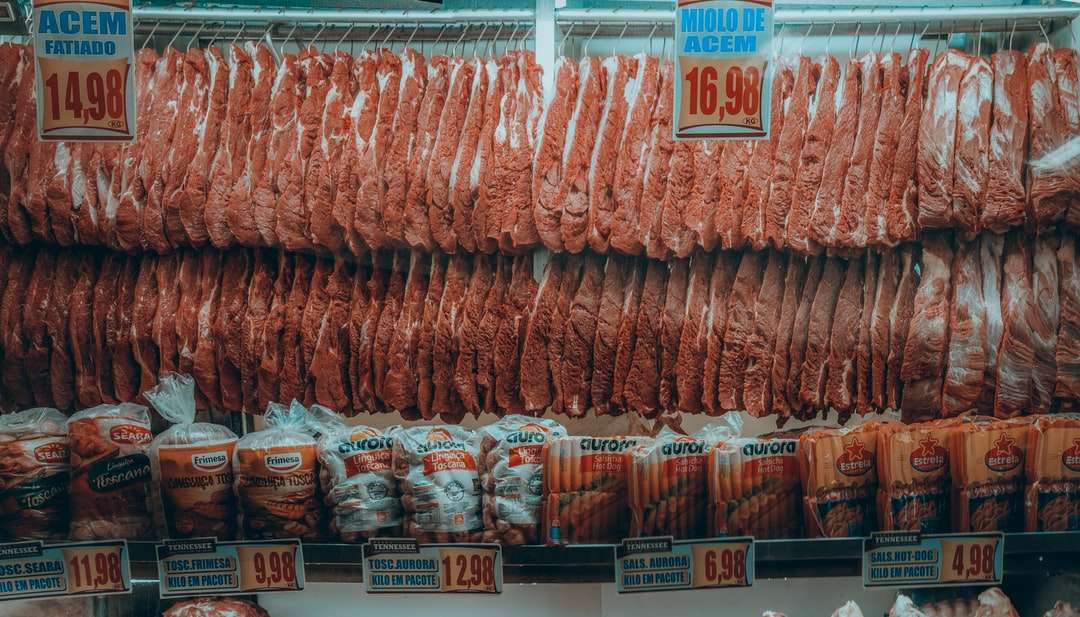 Сурово месо в пластмасови опаковки онлайн пъзел