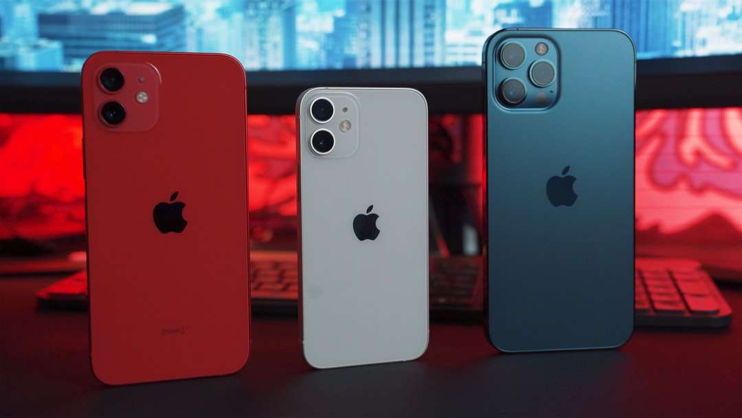 Сребърен iPhone 6 и Red iPhone онлайн пъзел