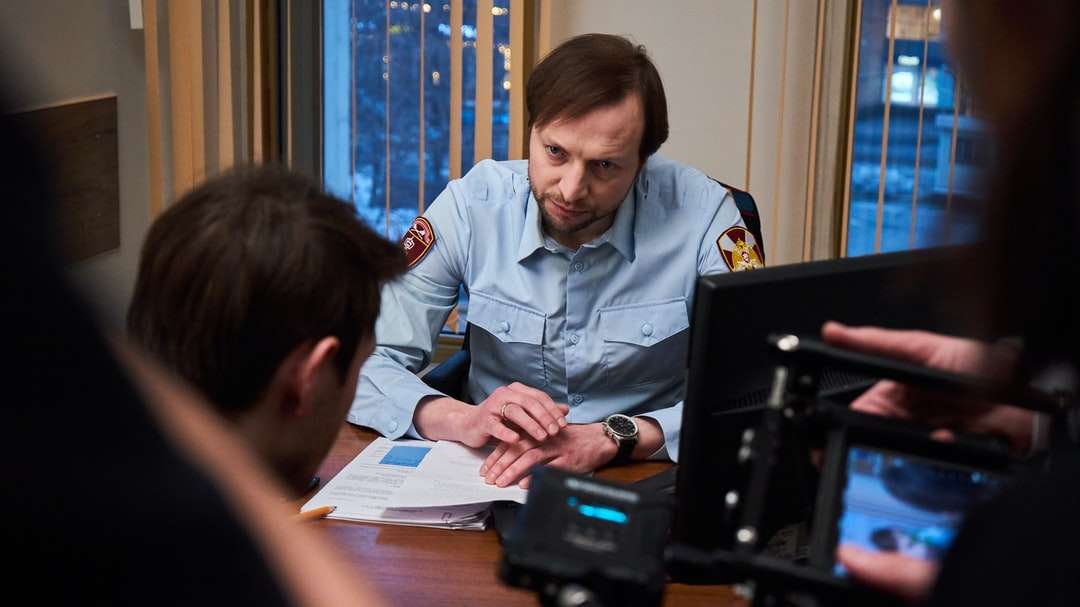 Mann im blauen Knopf-Up-Hemd, das neben Frau sitzt Puzzlespiel online