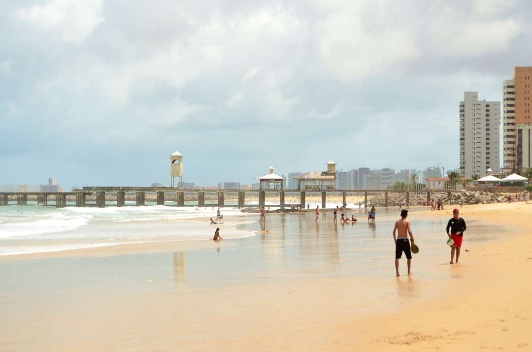 Хората вървят по плажа през деня онлайн пъзел