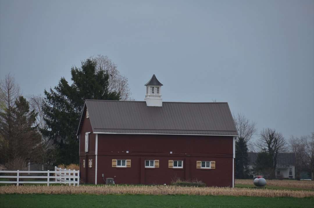 Červené a bílé barn dům u zelených stromů pod bílou oblohu skládačky online