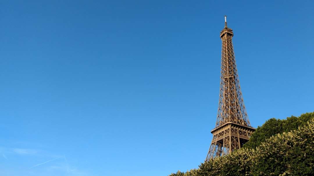 Айфеловата кула под синьо небе през деня онлайн пъзел