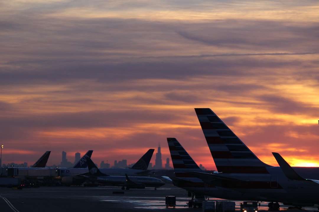 Flugzeug am Flughafen während des Sonnenuntergangs Puzzlespiel online