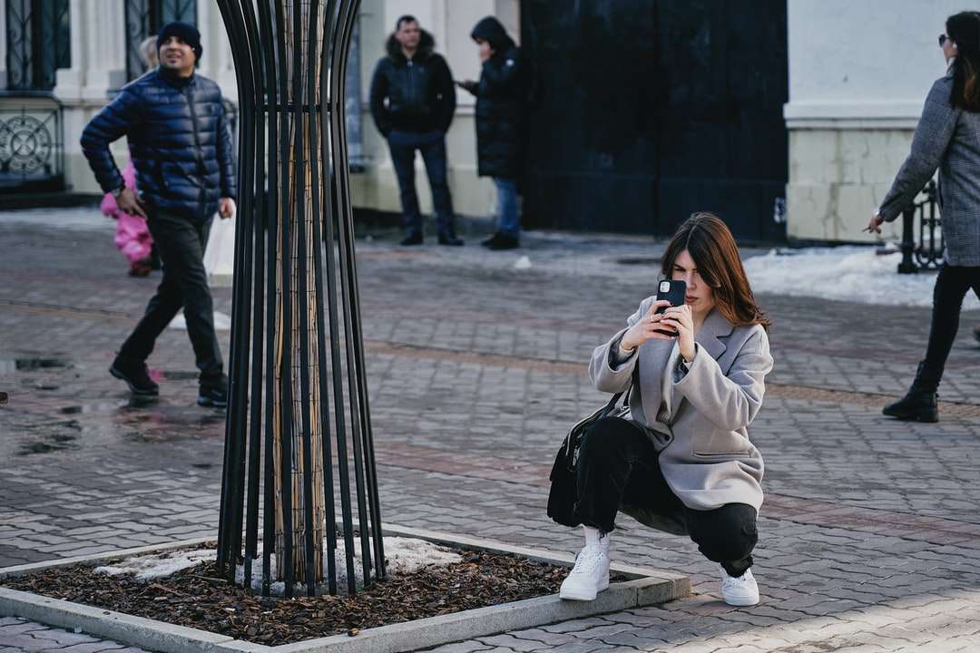 Kvinna i vit jacka och svarta byxor pussel på nätet