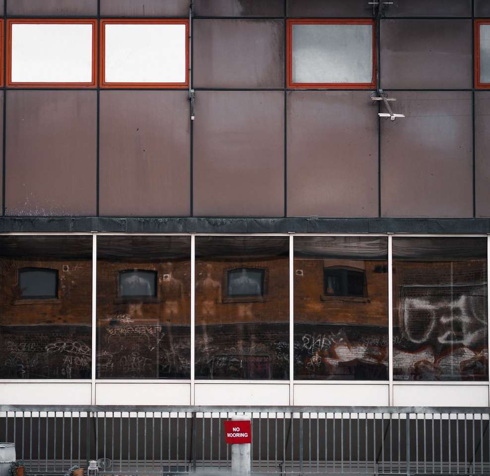 Vitt och rött trafikljus på grå betongbyggnad pussel på nätet
