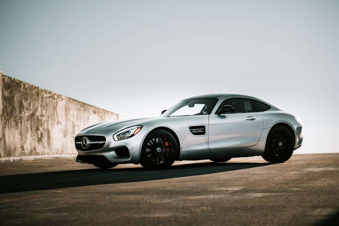Bílé Mercedes Benz kupé zaparkované na šedé asfaltové silnici online puzzle