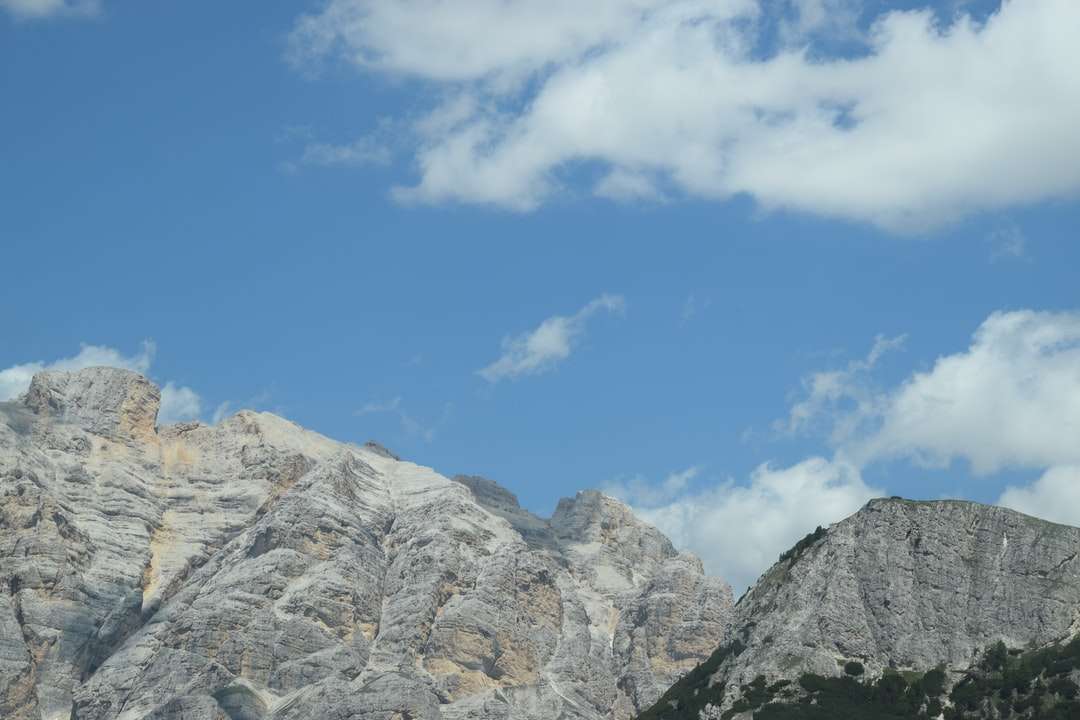 Montaña rocosa bajo el cielo azul durante el día rompecabezas en línea