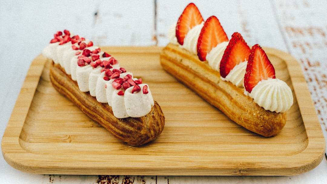 Ψωμί με μαρμελάδα φράουλας σε καφέ ξύλινο τραπέζι παζλ online