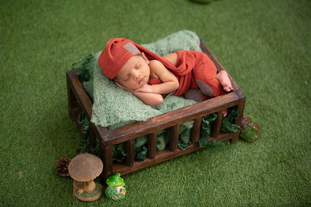 Baby in rotem und weißen Streifenjagd, liegend Online-Puzzle
