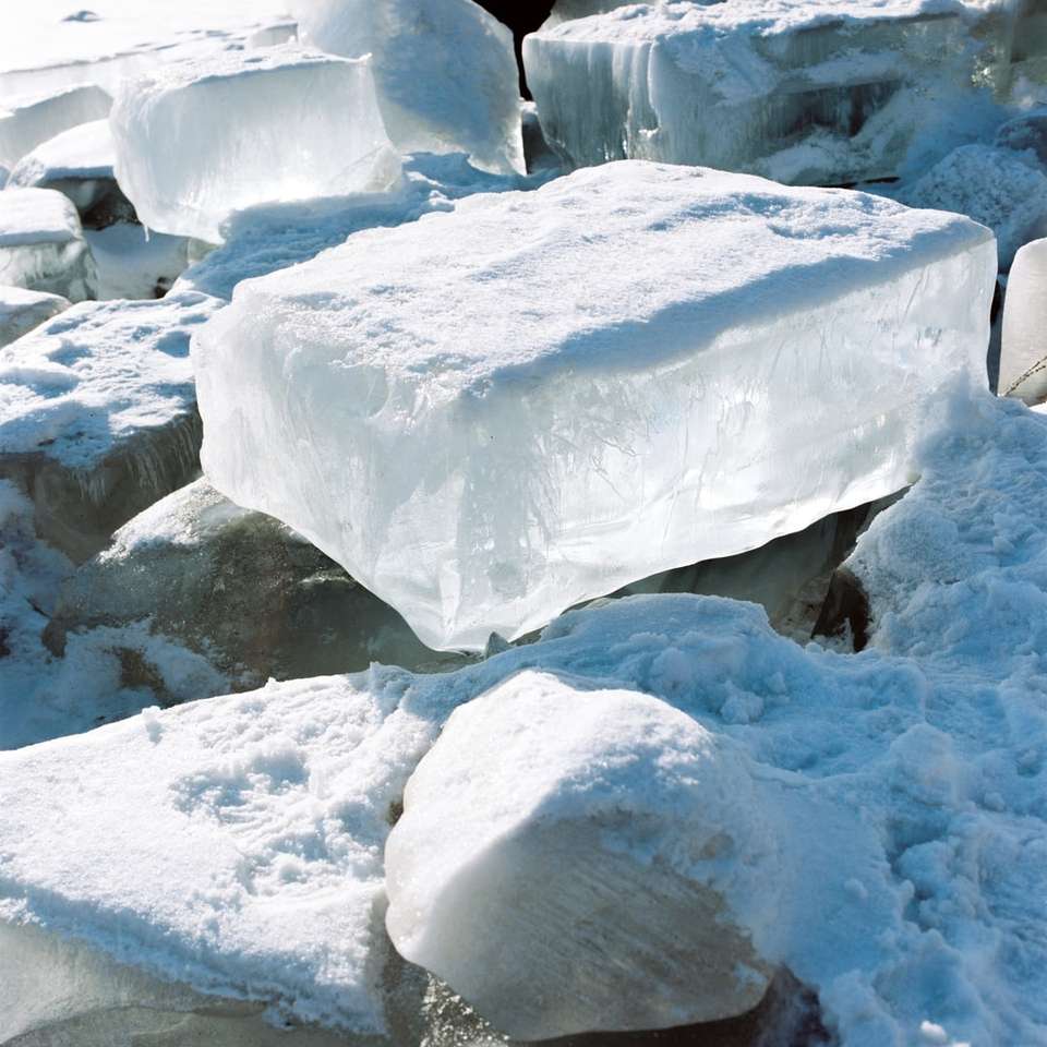 Λευκός πάγος σε γκρίζο βράχο online παζλ