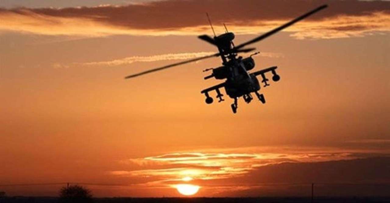 Apache mit Sonnenuntergang. Online-Puzzle