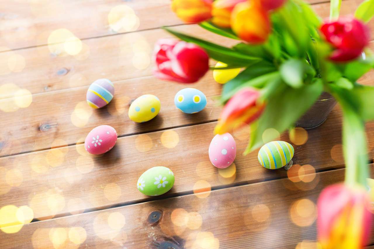 Huevos de Pascua sobre la mesa rompecabezas en línea
