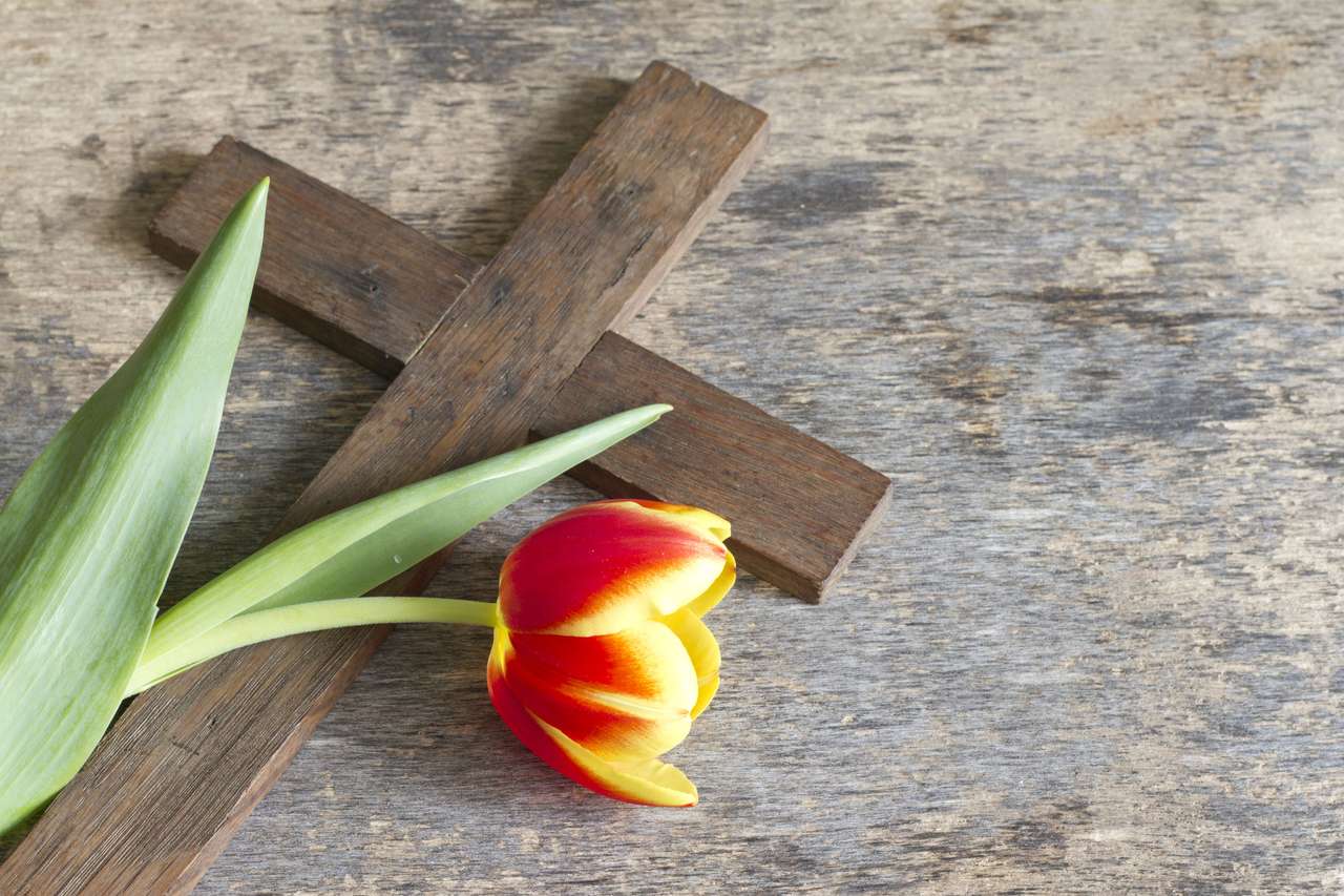Крест и цветок онлайн-пазл